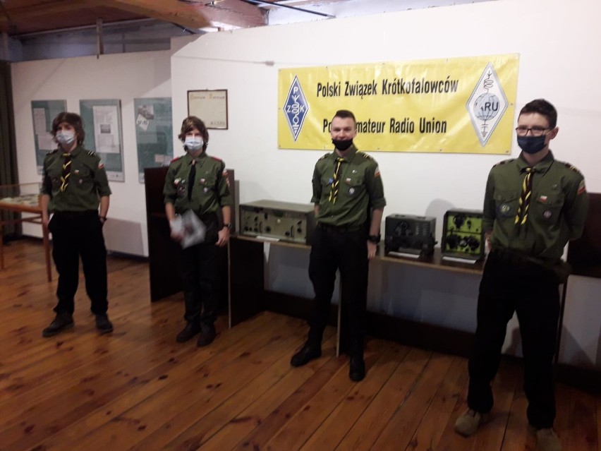 Sieradzcy harcerze-krótkofalowcy z wizytą w muzeum w Opatówku (zdjęcia)