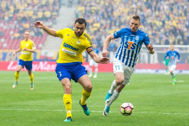 Krzysztof Sobieraj w walce o piłkę z Marcinem Robakiem w finale Pucharu Polski Arka Gdynia - Lech Poznań (2 maja 2017, Stadion Narodowy w Warszawie)