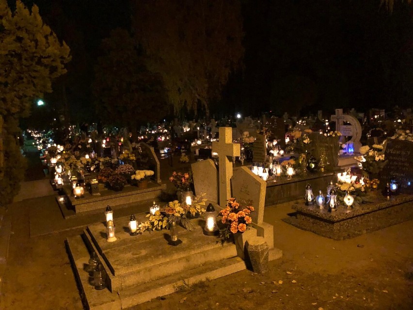 WRZEŚNIA: 1 listopad 2021, Cmentarz Komunalny we Wrześni w blasku zniczy [GALERIA]