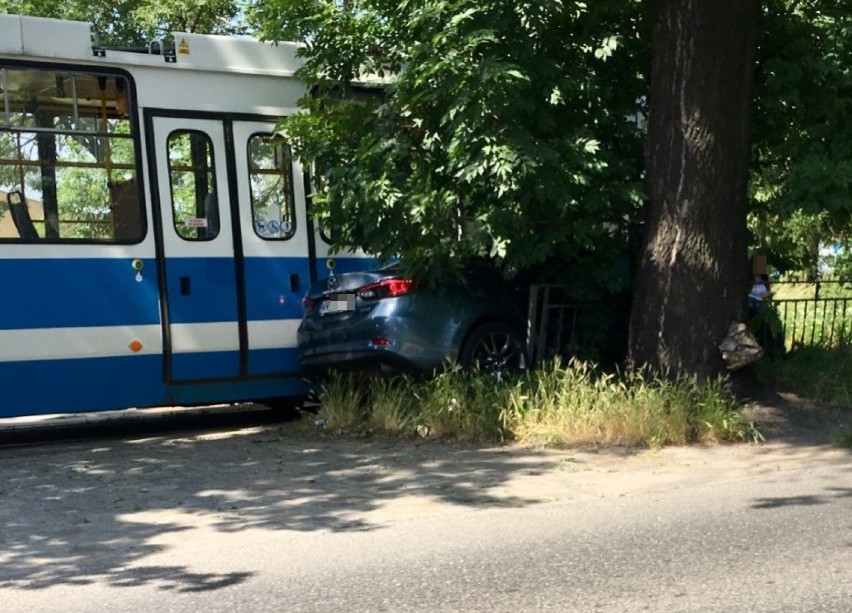 Wrocław. Na ul. Opolskiej auto zablokowało się między tramwajem, a... drzewem