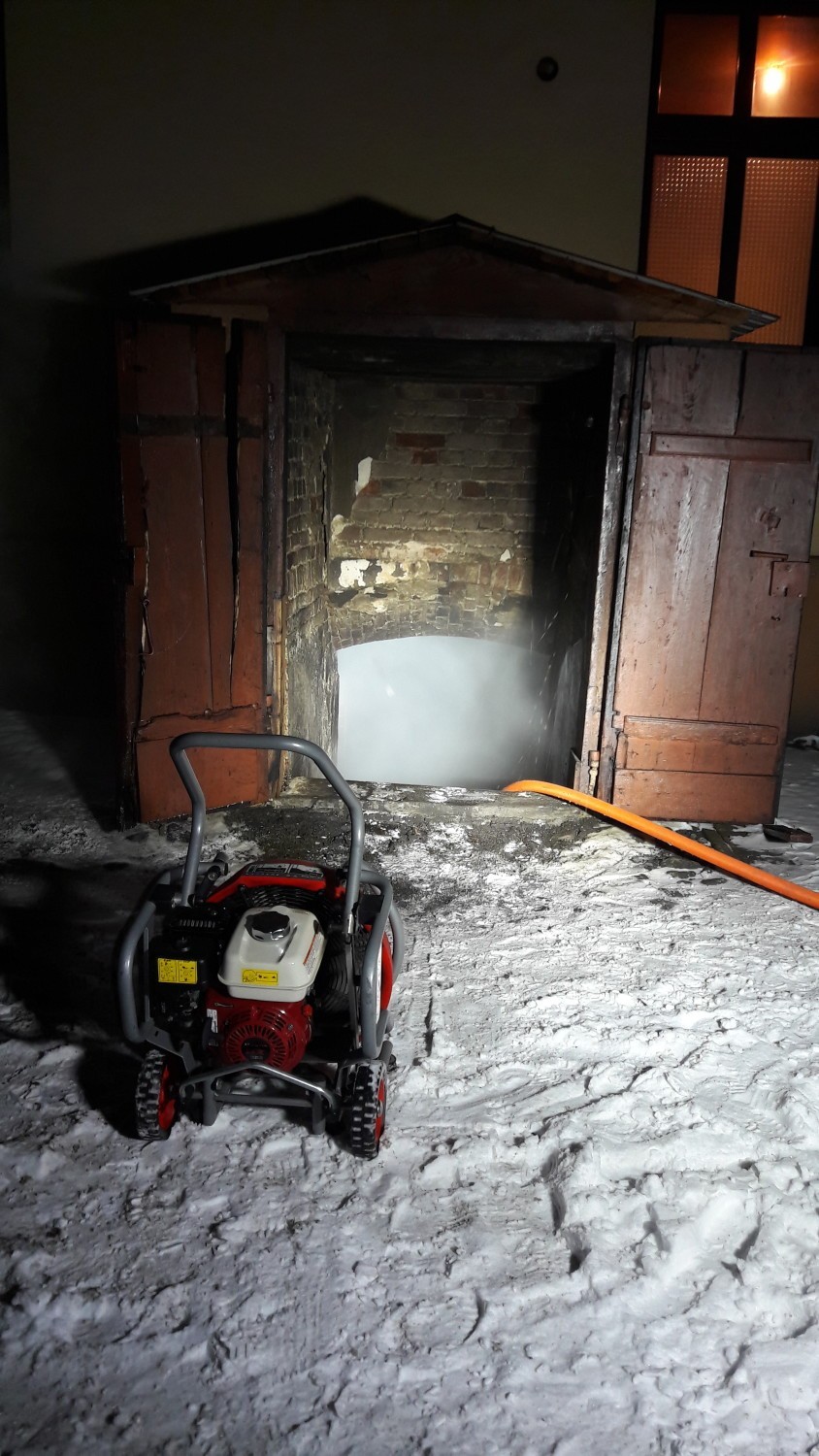 Groźny pożar piwnicy w budynku mieszkalnym przy Alejach Powstańców Wielkopolskich w Krotoszynie [ZDJĘCIA]