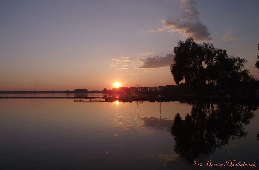 Zachód słońca nad jeziorem o powierzchni 742,5 ha.Fot....