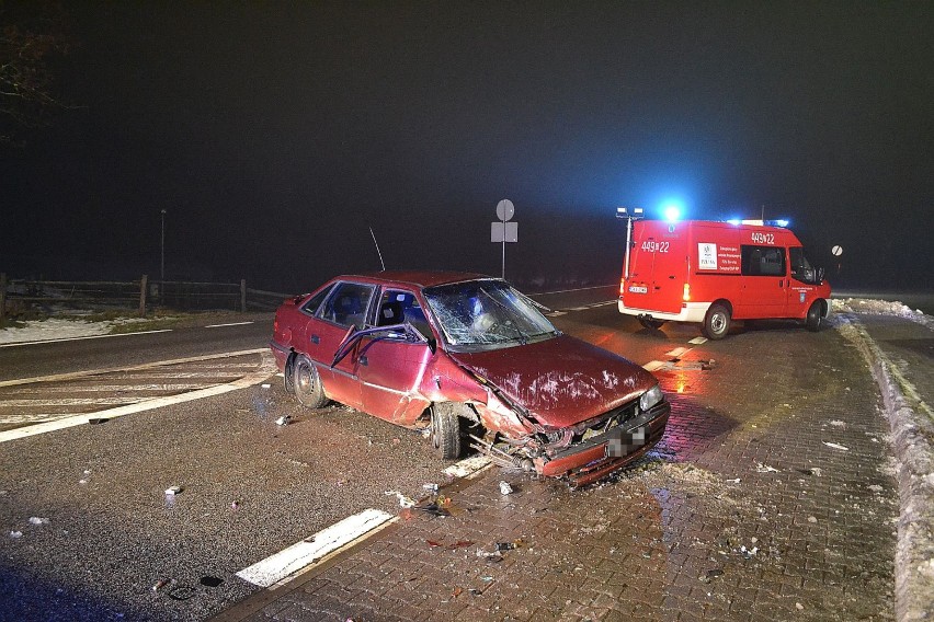 Roztrzaskane auto na drodze w Wyczechowie. AKTUALIZACJA - Ustalono tożsamość kierowcy, który zbiegł z miejsca zdarzenia