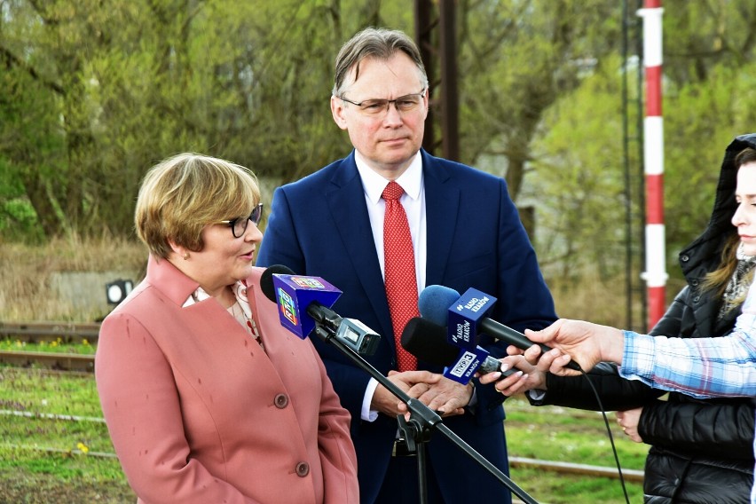 Konferencja prasowa polityków na kolejowym peronie zwiastuje...