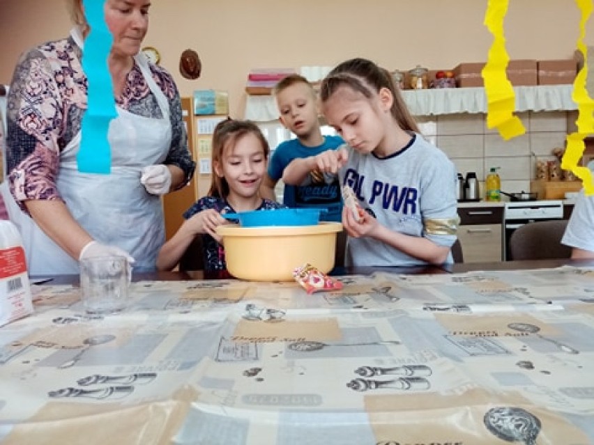 Dzieci z SP nr 2 w Złotowie robią pączki z seniorami w Senior- Wigor