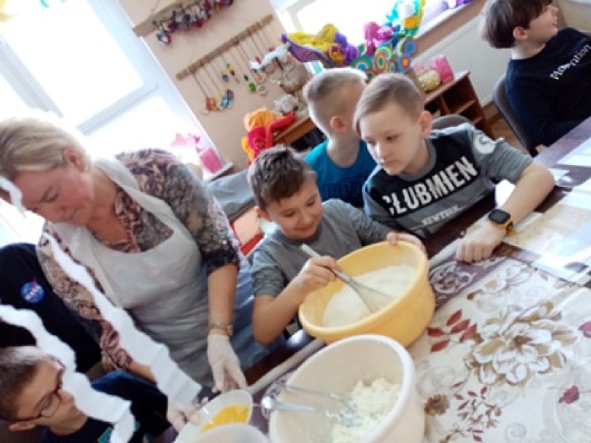 Dzieci z SP nr 2 w Złotowie robią pączki z seniorami w Senior- Wigor