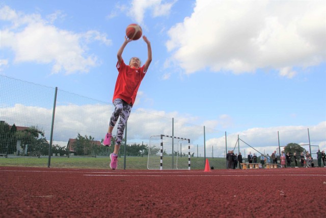 Dzisiaj oficjalnie otwarte zostało nowe boisko sportowe przy Szkole Podstawowej w Lutomiu (10.09.2020).