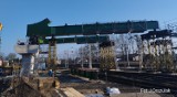 Lubliniec. Na budowę wiaduktu na DW906 w Lublińcu przyjechały elementy przęseł - zobacz zdjęcia