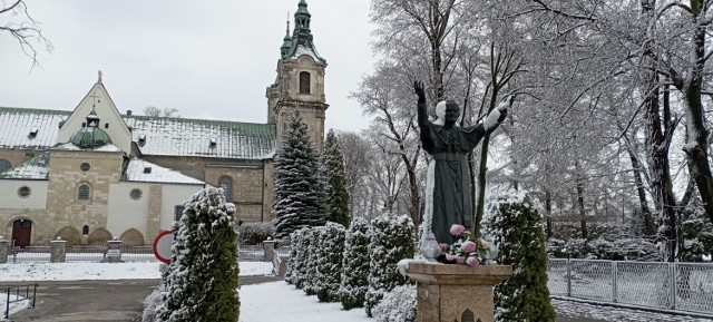 Nad ranem w Jędrzejowie i w całym województwie świętokrzyskim spadło sporo śniegu. Tak prezentował się Jędrzejów porankiem w poniedziałek 3 kwietnia.