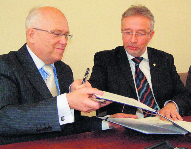 Porozumienie podpisane  przez prezydenta Ryszarda Ścigałę (z prawej), rektora PK prof. Kazimierza Furtaka i prezesa ABM Solid Marka Pawlika ( z lewej) otwiera drogę do inwestycji