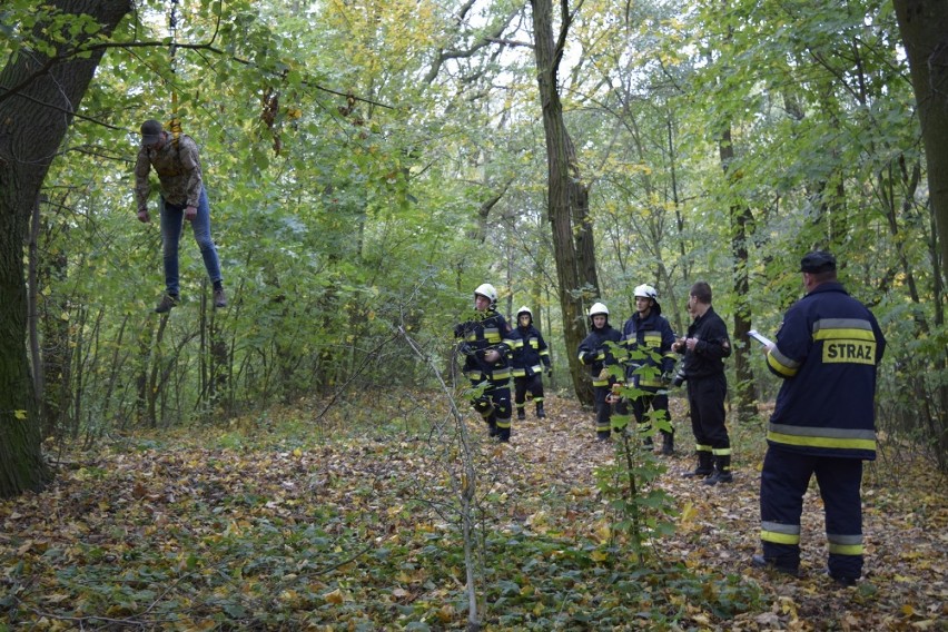 OSP z gminy Głogów ratowali paralotniarza, który spadł na drzewo