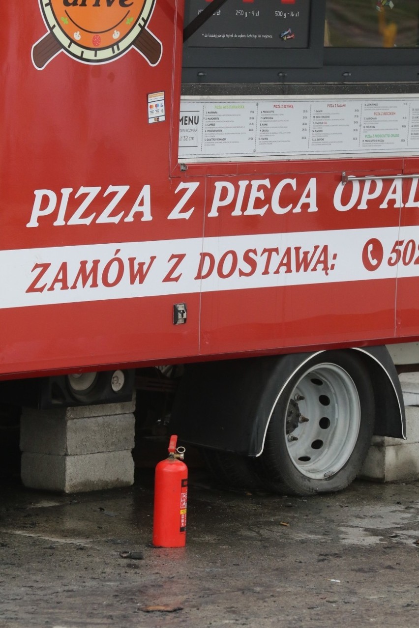 Pożar food trucka z pizzą na Kozanowie. Zobacz zdjęcia