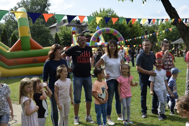 Zabawa na pikniku Rodzinnym w Przedszkolu nr 1 w Skierniewicach rozpoczęła się w piątek, 25 maja, po południu. Organizatorzy imprezy przygotowali wiele atrakcji nie tylko dla dzieci, ale i ich rodziców i opiekunów. Zresztą zobaczcie sami.