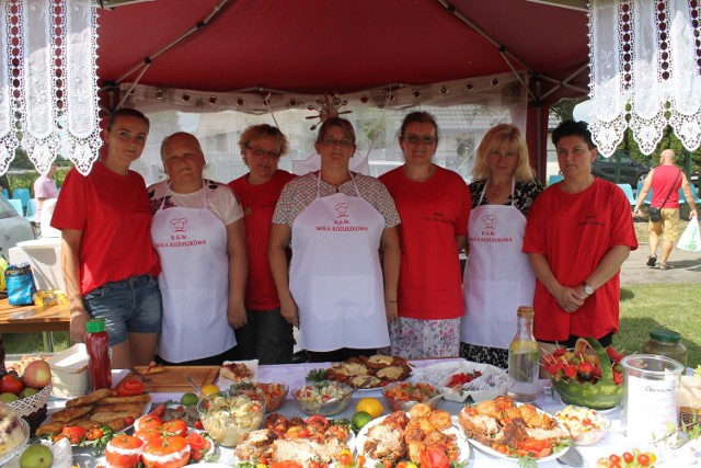 Bardzo udany okazał się tegoroczyny, XVII Wielki Festyn Pomidorowy, który odbył się minionej niedzieli w Jeziorach Wielkich. Impreza przyciągnęła tłumy mieszkańców tej i okolicznych gmin, a także wczasowiczów wypoczywających w Przyjezierzu. Atrakcja goniła atrakcję. Wiele emocji dostarczyła bitwa pomidorowa oraz konkurencje z pomidorami w roli głównej.  Był konkurs na  największego pomidora. Tegoroczny zwycięzca, Tomasz Studziński, mógł się pochwalić rekordowym okazem o wadze  3,197 kg! To rekord imprezy. Wspaniale wyglądały pyszności, zgłoszone do konkursu na najlepszy  tort  pomidorowy. Zdaniem jury, najbardziej okazały i najsmaczniejszy wykonał duet Karolina Wietrzykowska i Anita Jenziołowska. Drugie miejsce zajęło KGW w Rzeszynku, a trzecie  -  KGW „Kanwa” w Orchowie. Panie z kół gospodyń  raczyły   mnóstwem potraw, a wszyscy uczestnicy mogli pałaszować pyszną pomidorową z makaronem. Oprawę festynu stanowiły występy, w  tym m.in. koncert  orkiestry dętej,  Dawida Janiaka i wielkiej gwiazdy wieczoru - zespołu Piękni  i  Młodzi.