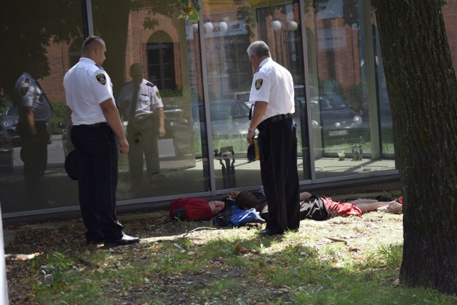 Dwoje młodych ludzi spało sobie smacznie w cieniu pod płotem w okolicy dworca. Trzeci umościł sobie gniazdko na ławce. Zbudzili ich strażnicy miejscy – nie byli zbyt trzeźwi. Wszyscy pochodzili z różnych regionów Polski