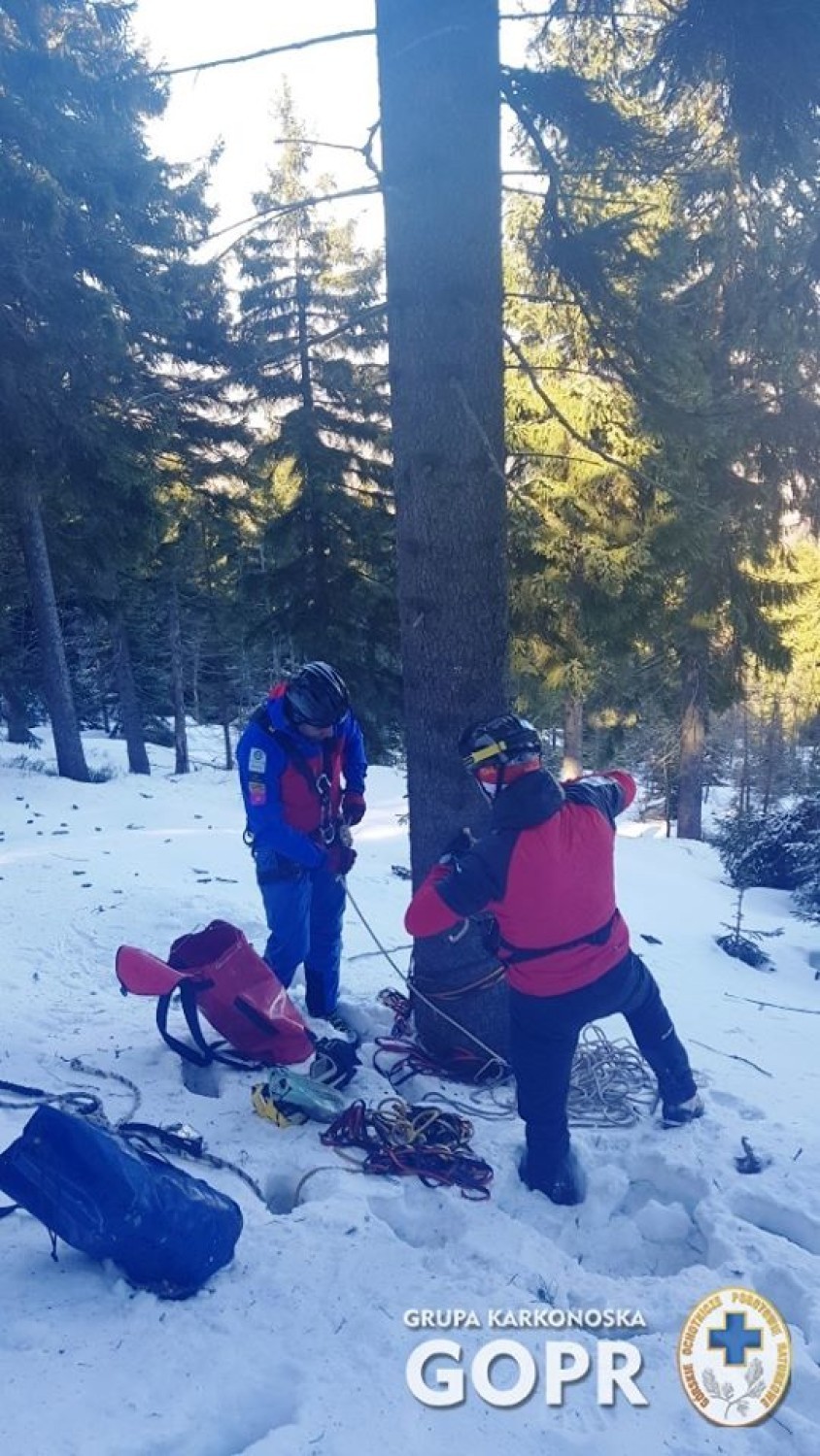 GOPR Karkonosze: ratownicy pomogli paralotniarzowi i turyście na szlaku! [ZDJĘCIA]