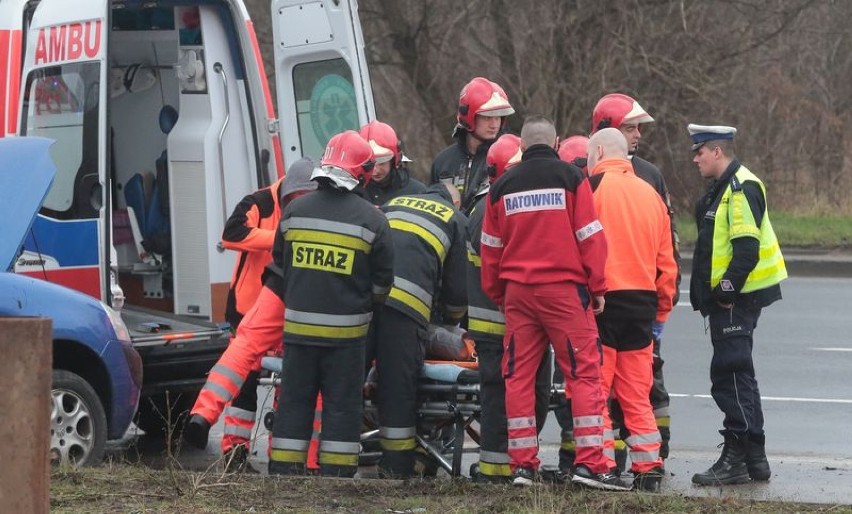 Około godz. 13 samochód osobowy wjechał na tory tramwajowe...