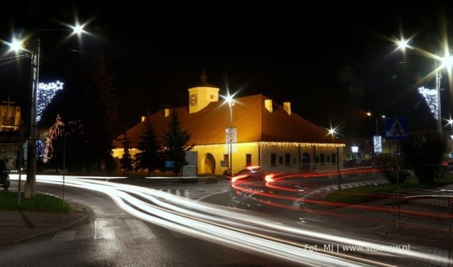 Mieszkańcy Staszowa mogą już poczuć magię świąt. Wszystko za sprawą iluminacji, które 5 grudnia rozbłysły na terenie miasta. Najwięcej światełek powieszono na rynku.

Od kilka lat Gmina Staszów sukcesywnie co roku przeznacza kwotę około 10 00,00 złotych na zakup świątecznych iluminacji świetlnych, tym samym uzupełniając i dekorując kolejne ulice i miejsca w mieście Staszowie. W roku 2019 na ten cel została przeznaczona kwota 30 000,00 złotych.

Piękne świetlne, sople zamontowano pod gzymsem ratusza, a świecące białe i niebieskie kurtyny zostały ułożone na świerkach przed budynkiem. Nie zapomniano również o przystrojeniu parkingu oraz słupów biegnących dookoła rynku. Kolorytów nabrała ulica Jana Pawła II, gdzie zamontowano 7 iluminacji, a naprawdę dużą zmianę można zauważyć spacerując po parku imienia Adama Bienia, który jest rozświetlony przez 16 sztuk świątecznych światełek, zamontowanych na latarniach. Dużą różnicę można zauważyć na staszowskich rondach: imienia Hieronima Łaskiego, Połanieckim, Elektrowni Połaniec, Siarkopolu Grzybów i Podpułkownika Mieczysława Baczkowskiego. Wśród najnowszy iluminacji można wymienić między świecącą choinkę oraz napis Enea Wesołych Świąt.

>>> ZOBACZ WIĘCEJ NA KOLEJNYCH ZDJĘCIACH 