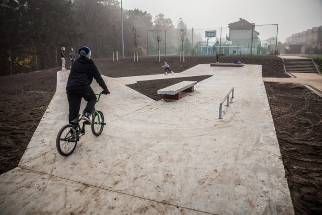 Skwer w Cetniewie. Jest m.in. plac zabaw i skatepark we Władysławowie