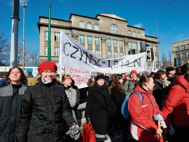 Przed rokiem uczniowie VIII LO zorganizowali marsz w obronie swojej szkoły