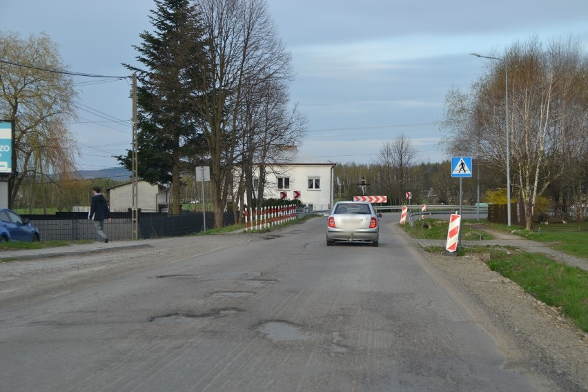 Remont powiatówki w Kobylance, który wydaje się nie mieć końca. Czy drogowcy zdążą na termin z umowy?