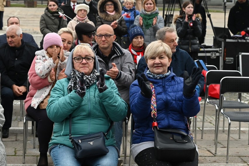 Narodowe Święto Niepodległości w Kielcach. Na Placu Wolności wzruszający koncert patriotyczny w wykonaniu dzieci i młodzieży