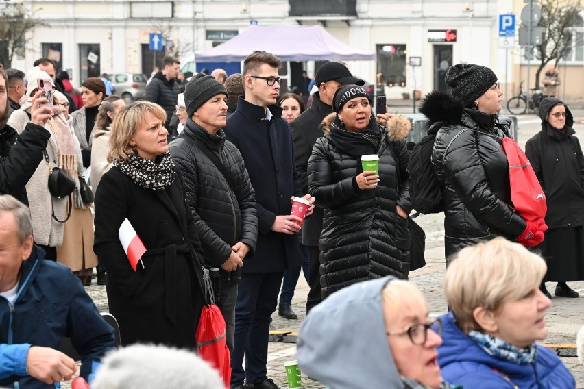 Narodowe Święto Niepodległości w Kielcach. Na Placu Wolności wzruszający koncert patriotyczny w wykonaniu dzieci i młodzieży