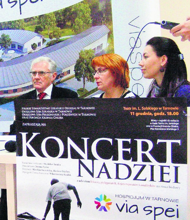 Dr Sydor to utalentowany pianista, Joanna Piotrowicz i Katarzyna Plewniak - wokalistki