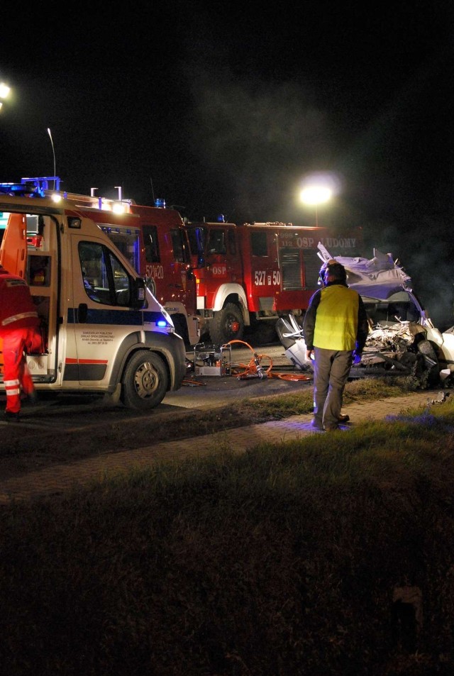 Śmiertelny wypadek w Ludomach [ZDJĘCIA]

W wypadku brały udział dwa samochody osobowe i jeden dostawczy. Na miejscu zginęła jedna osoba, pozostali uczestnicy zdarzenia zostali przewiezieni do szpitala w Obornikach, stan jednego z nich jest krytyczny.