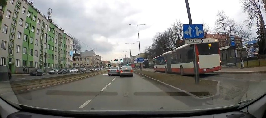 Agresywny kierowca taksówki w Sosnowcu zajechał drogę innemu kierowcy. Straci licencję?