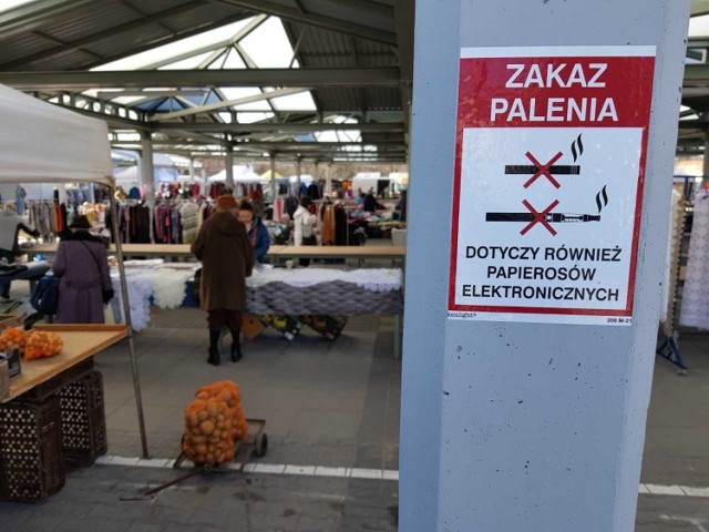 Tabliczki informujące o zakazie palenia są wywieszone w wielu miejscach na targowisku