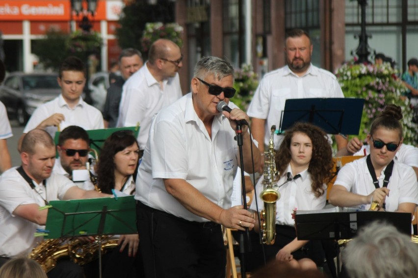 Koncert na powitanie lata na krotoszyńskim Rynku. Wystąpiła Krotoszyńska Orkiestra Dęta [ZDJĘCIA + FILMY]