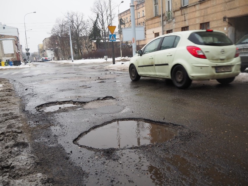 Łódzkie ulice pełne dziur. Gdzie jest najgorzej? Ile zgłoszeń wpływa do ZDiT? ZDJĘCIA