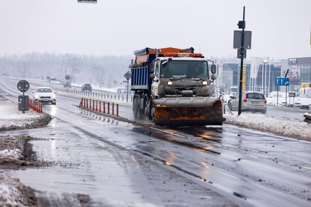 Utrudnienia na trasie S6 w kierunku Szczecina. Piaskarka wypadła z drogi