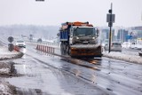 Zimowy paraliż na pomorskich drogach! Kolejne utrudnienia na trasie S6 na odcinku Luzino-Szemud. Piaskarka wypadła z drogi