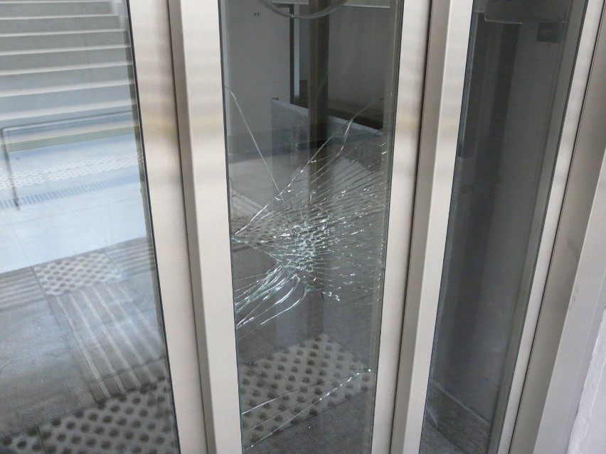 Zniszczona winda na dworcu PKP w Pabianicach. Sprawa trafi na policję ZDJĘCIA