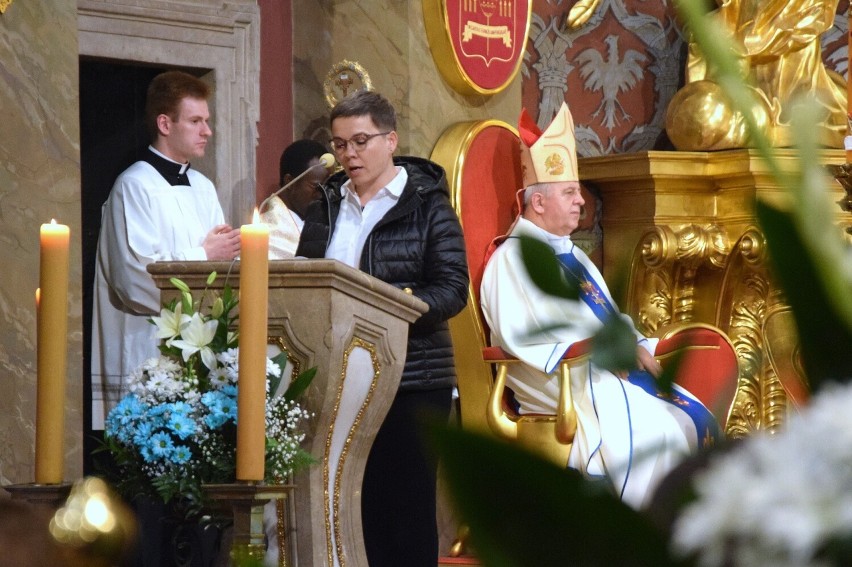 Uroczystość Matki Bożej Łaskawej Kieleckiej. Msza święta w Bazylice Katedralnej i procesja różańcowa ulicami Kielc z udziałem biskupów