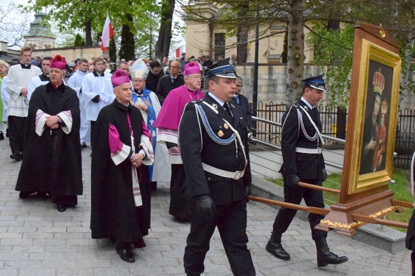 Uroczystość Matki Bożej Łaskawej Kieleckiej. Msza święta w Bazylice Katedralnej i procesja różańcowa ulicami Kielc z udziałem biskupów