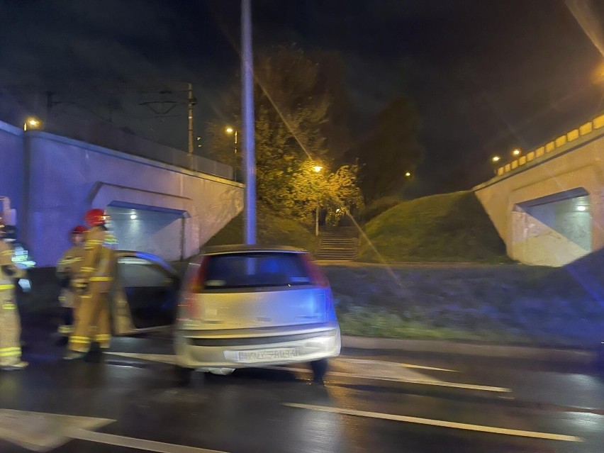 Samochód uderzył w latarnię na ulicy Grunwaldzkiej w Kielcach. Zobacz zdjęcia