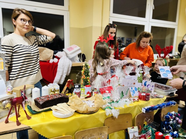 Kiermasz świąteczny oraz jasełka w sieradzkiej "Dziesiątce"