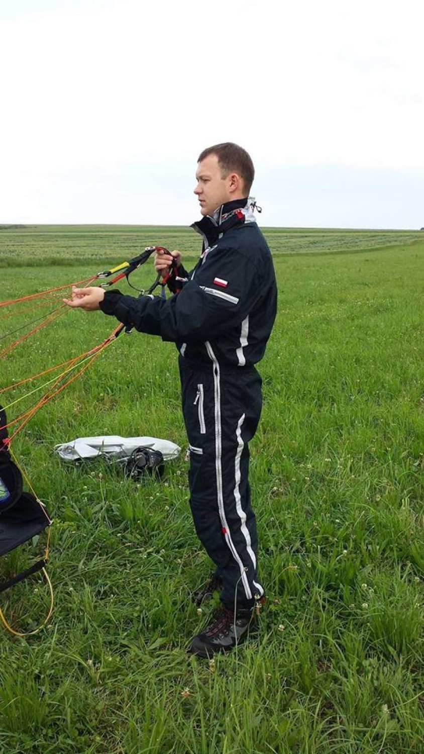 W kopalni jeździ ciężkimi maszynami. Po pracy odrywa się od ziemi, by szybować nad zagłębiem miedziowym