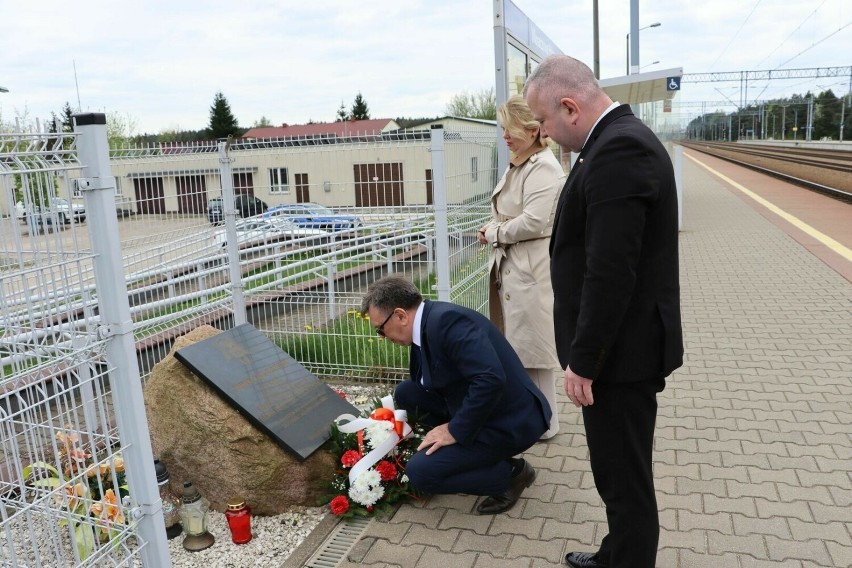 Uroczyste obchody 84. rocznicy Zbrodni Katyńskiej i 14. rocznicy Katastrofy Smoleńskiej we Włoszczowie. Zobaczcie zdjęcia