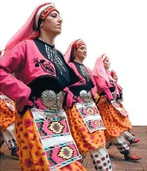Dziewczyny z tureckiego zespołu Kilic-Kalkan tańczą w bajecznie kolorowych strojach.  JACEK ROJKOWSKI