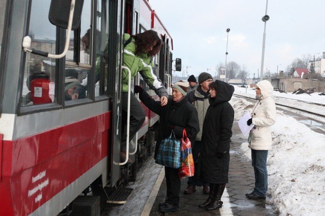 Debata ma zainspirować zmiany na rzecz pasażerów kolei. Na zdjęciu podróżni na dworcu w Człuchowie.