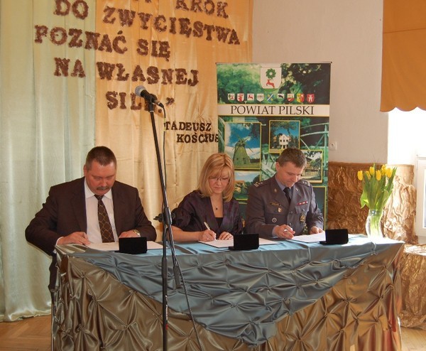 Podpisanie porozumienia pomiędzy szkołą,powiatem pilskim i jednostką w Mirosławcu