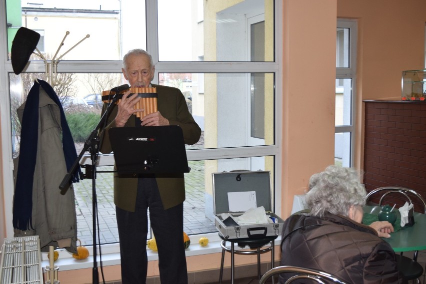Pleszewski emeryt Henryk Wincenciak zagrał na fletni pana dla pacjentów i pracowników pleszewskiego szpitala