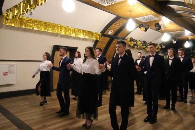 Uczniowie z liceum w Staszowie zatańczyli pięknego poloneza.