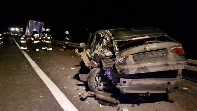 Wypadek pod Piotrkowem. Utrudnienia na A1 w kierunku na Łódź. W tył stojącego na poboczu zepsutego BMW uderzył tir.