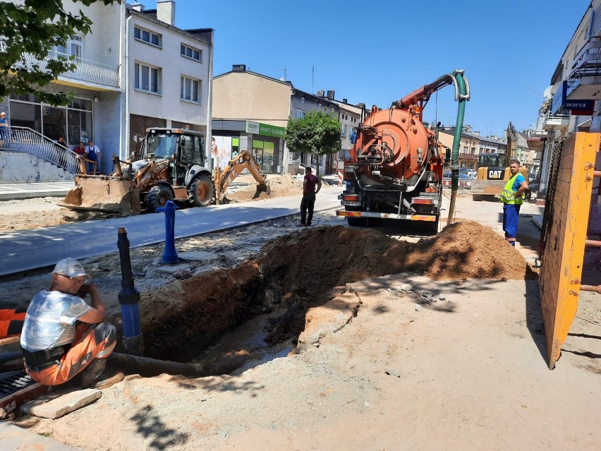 Trwa przebudowa ulicy Żeromskiego w Radomsku. Jak postępują...