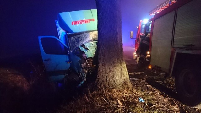 Wypadek w Witkowiczkach. Po uderzeniu w drzewo zgninął 59 - letni kierowca mercedesa sprintera.
